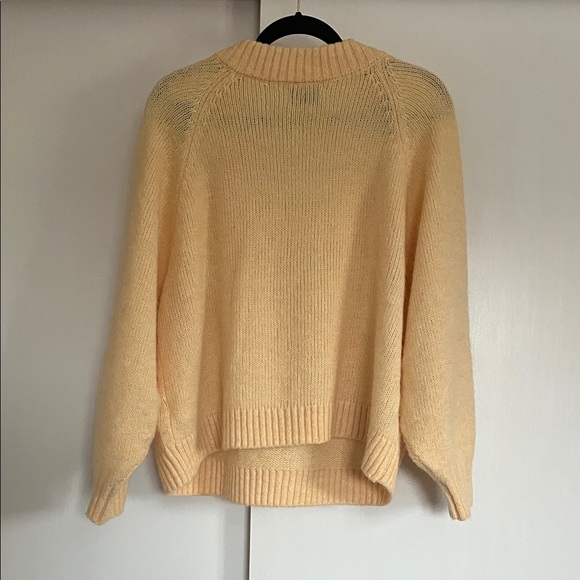 XLP | GAP Women's V-Neck Sweater in light yellow - Picture 5 of 7